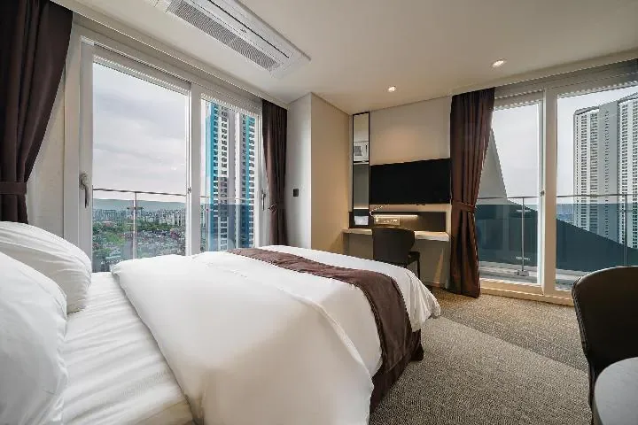 Gloucester Hotel Kintex guest room